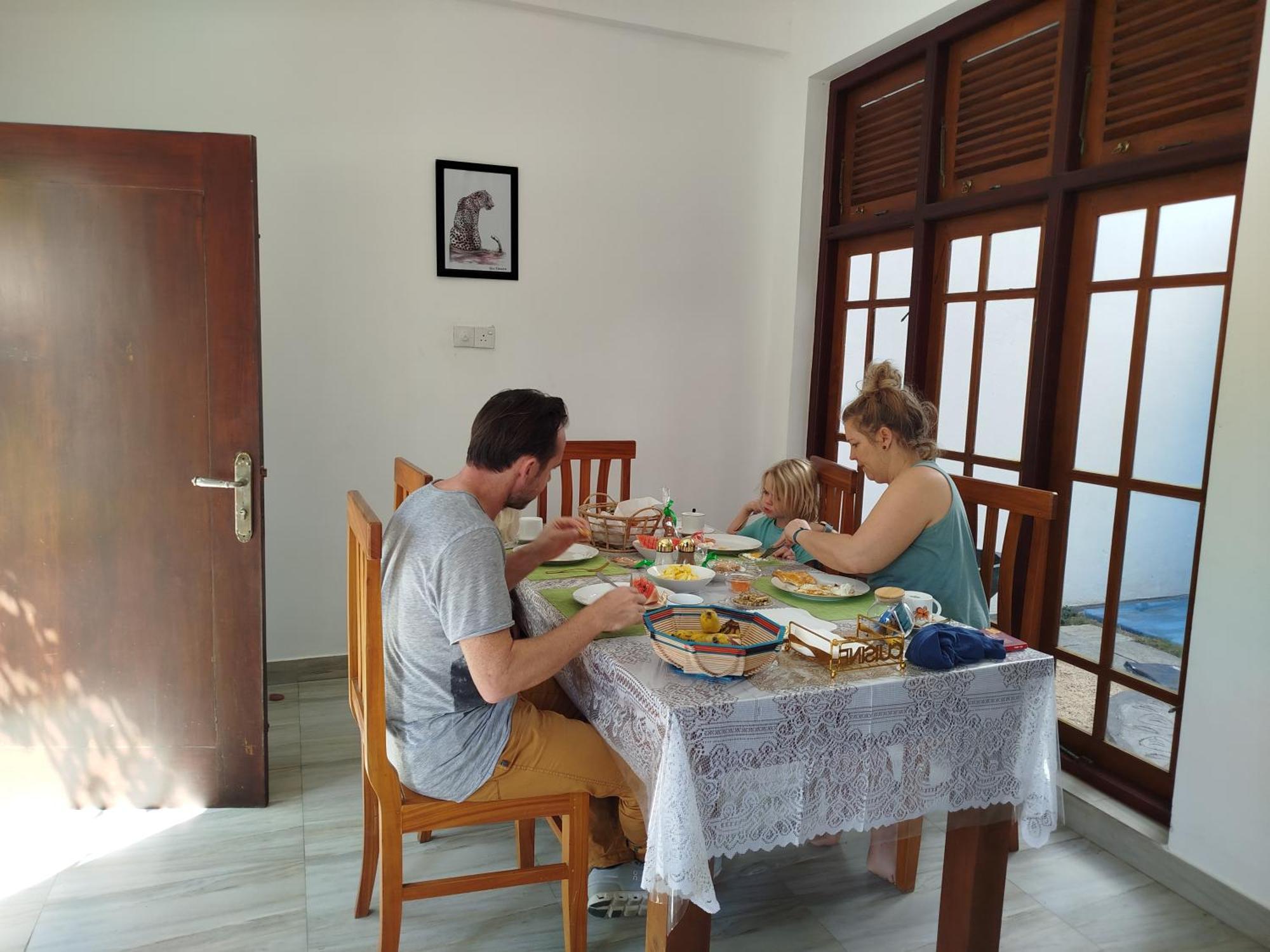Elzangi Hotell Negombo Exteriör bild